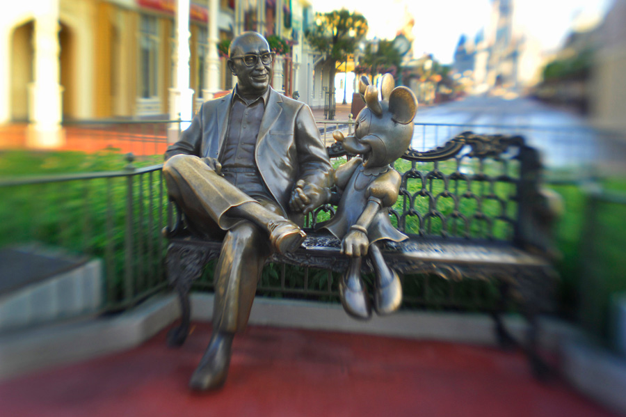 Roy Disney Minnie Mouse Sharing the Magic estatua Magic Kingdom Walt Disney World curiosidades historias