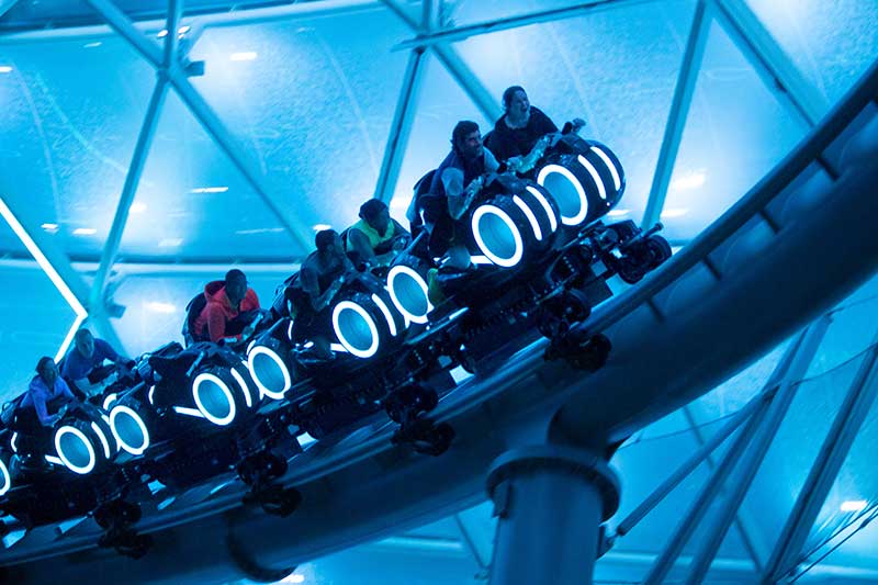 A bordo de la nueva atraccion TRON Lightcycle Run en Magic Kingdom